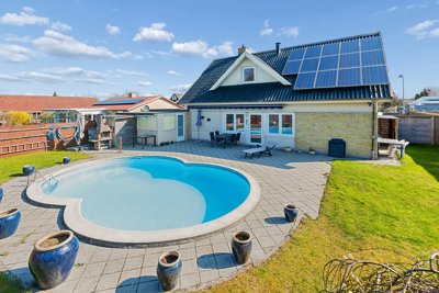 Indflytningsklar familievilla med stor garage, privat have og skønne udearealer!