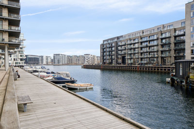 Eksklusiv 4V’er på 131 m² med 3 solrige altaner, fri kanaludsigt og unikt lysindfald.