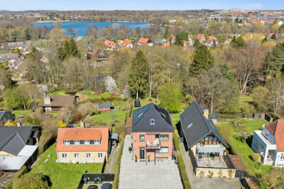 Stilren pragtvilla med plads, plads og atter plads - oplagt 2-families ejendom