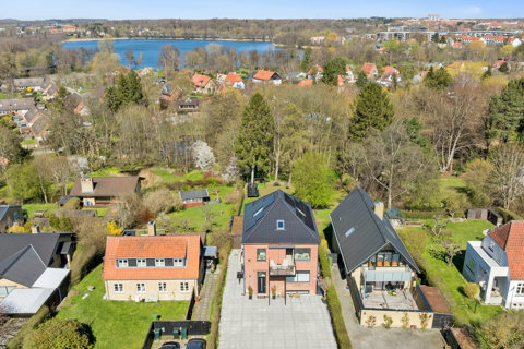 Stilren pragtvilla med plads, plads og atter plads - oplagt 2-families ejendom