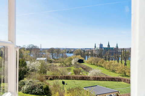 Liebhavervilla med sø- og slotsudsigt