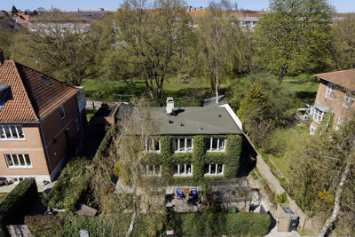 Villa ud til grønt miljø ved Femte Juni Plads