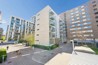 Topmoderne og generøs 2V’er med en solrig altan