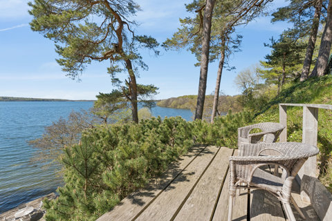 Arkitekttegnet ejendom med fremragende udsigt over Furesøen