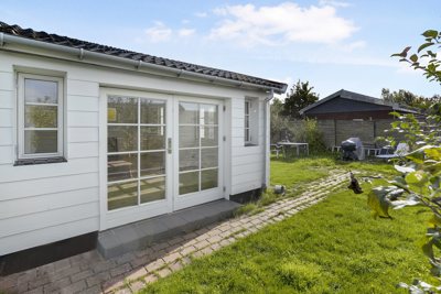 MODERNE FRITIDSHUS MED SYDVENDT HAVE