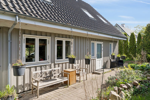 Lys og rummelig villa fra 2006 tæt på Hareskoven