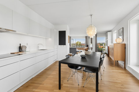 Sjælden udsigtslejlighed med 270° panorama og stor solrig terrasse på Holmen!
