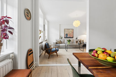 Klassisk Vesterbro-charme med solrig vestvendt altan og smukt lysindfald.