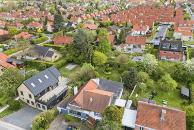 Stor og mulighedsrig ejendom med sydvendt have
