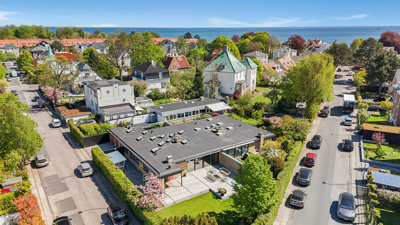 Moderne gennem renoveret dobbelthus i hjertet af Hellerup