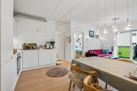 Toværelses lejlighed med fem meter bred, sydvendt altan i Kubehusene