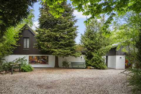 Landvilla med unik grund på 6 HA tilplantet med skov og 3 dejlige søer