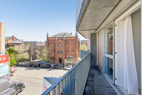 Totalindflytningsklar 2V med stor sydøstvendt altan, fælles tagterrasse og elevator