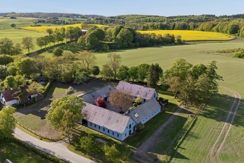 Flot ejendom med smuk udsigt over landskabet og plads til heste.