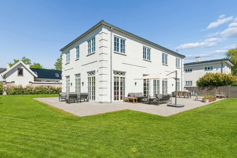 Herskabelig villa fra 2022 tæt på Gentofte Sø