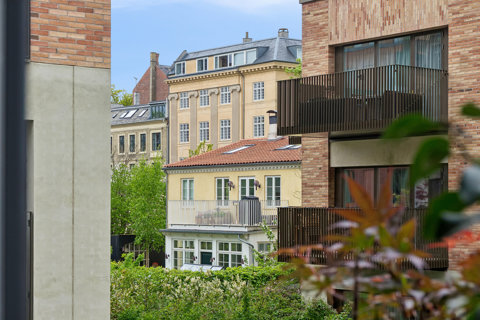 Attraktiv lejlighed i Bindesbøll Hus med stor altan og aftensol!
