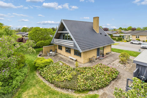 Spændende og charmerende villa i Korup, tegnet af arkitekt Preben Hilfling.