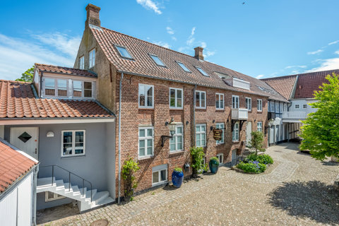 Et af Nordens ældst daterede bindingsværkshuse med liebhaveri, gård, garage og lejeindtægter
