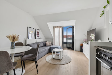 Lækker istandsat 2-værelses lejlighed øverst oppe ved Amagerbrogade.