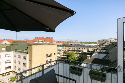 Penthouse med højt til loftet og privat tagterrasse