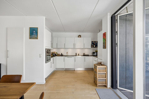 Moderne 3-værelses lejlighed med solrig altan og udsigt til Eberts Villaby