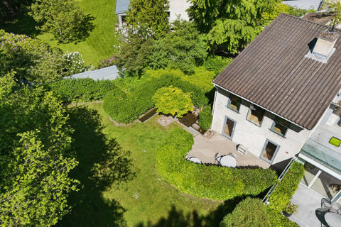 Helt særligt arkitekttegnet halvt dobbelthus ved Geel Skov