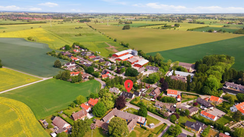 Landsbyidyl i særklasse – charmerende familievilla med 44 m2 stor garage
