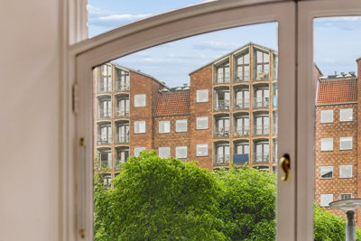 Klassisk københavnercharme på en af byens mest eftertragtede adresser!