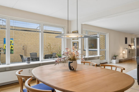 Enderækkehus på 138 kvm med god planløsning, ugeneret terrasse og nem have.