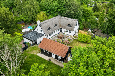 Stråtækt charme, pool og plads til hele familien