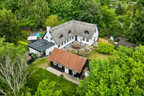 Stråtækt charme, pool og plads til hele familien