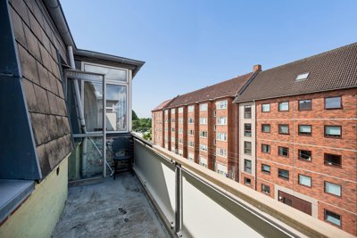 Øverst oppe i stor 2V’er med solrig altan