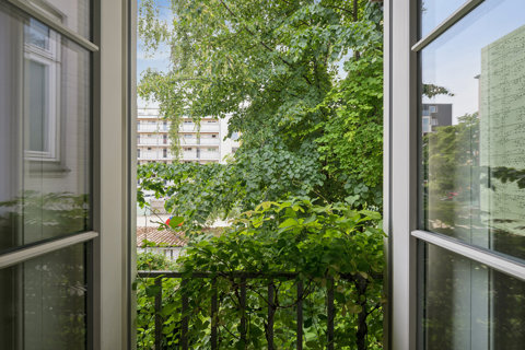 Elegant 2-værelses lejlighed i charmerende baghus omgivet af en grøn oase og fransk altan på Frederiksberg C.