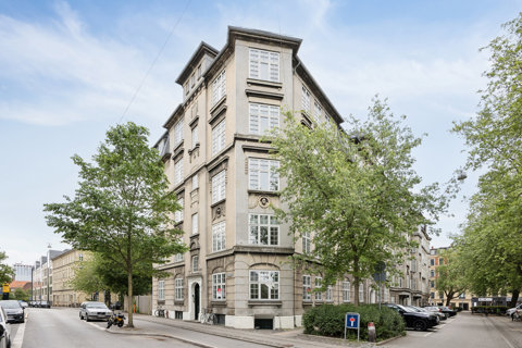 Høj stuelejlighed med særdeles eftertragtet beliggenhed tæt på Frederiksberg Have og metro