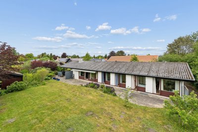 NY PRIS! Utrolig velholdt og lys villa med kælder. Mulighed for fem værelser.