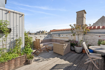 Charmerende, klassisk 3-værelses lejlighed med smukke originale detaljer og en fantastisk tagterrasse.