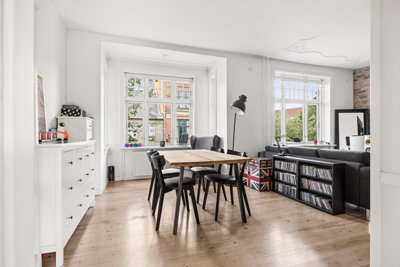 Flot klassisk lejlighed med altan i smørhullet mellem Frederiksberg, Indre By og Nørrebro