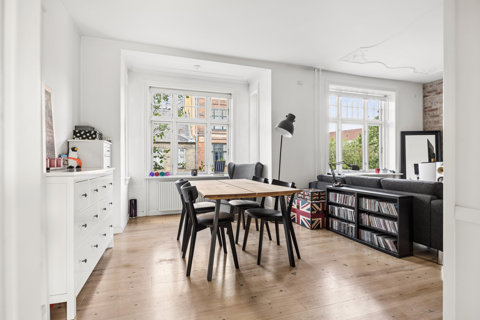 Flot klassisk lejlighed med altan i smørhullet mellem Frederiksberg, Indre By og Nørrebro