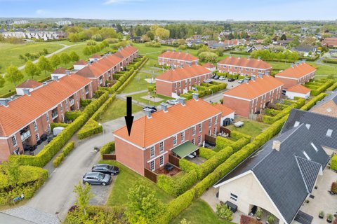 Velholdt enderækkehus i stille og børnevenligt område