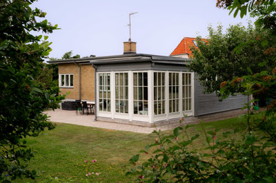 Charmerende gul murmestervilla på stor og yderst charmerende grund