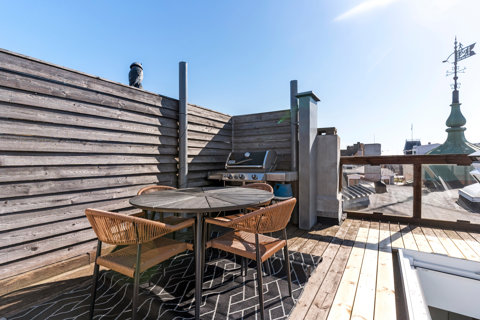 Unik herskabslejlighed øverst i ejendommen og med adgang til egen solrige tagterrasse med view til Kgs. Nytorv