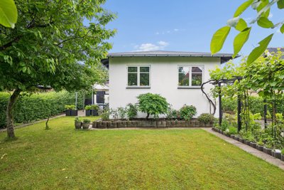 Velholdt, funktionalistisk villa i roligt villakvarter