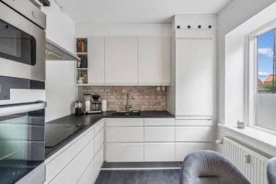Flot 2-værelseslejlighed på 50 m2 & stor balkon med nedgang til fælles have.