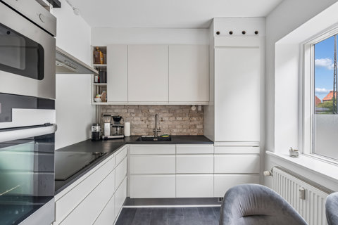 Flot 2-værelseslejlighed på 50 m2 & stor balkon med nedgang til fælles have.