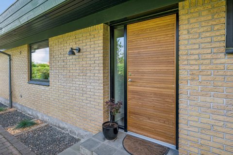 Indbydende villa med terrasse, altan og god plads til familien