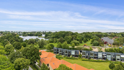Arkitekttegnet rækkehus med fokus på lys og rumfølelse – følg solen hele dagen.