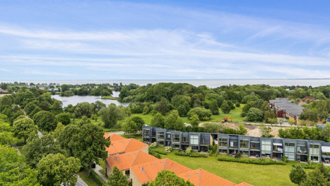 Arkitekttegnet rækkehus med fokus på lys og rumfølelse – følg solen hele dagen.