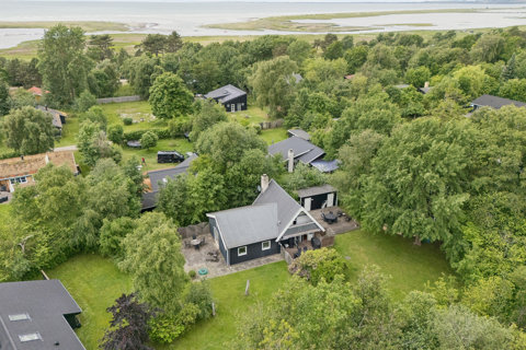 Sommerhus på stor grund tæt på skønne sandstrande