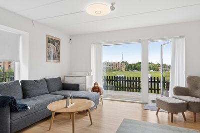 Moderne enderækkehus fra 2023 – minimal vedligeholdelse – lys, luft og udsigt.
