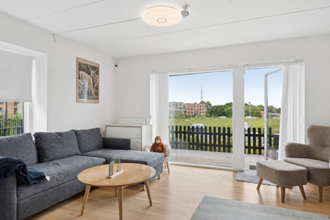 Moderne enderækkehus fra 2023 – minimal vedligeholdelse – lys, luft og udsigt.